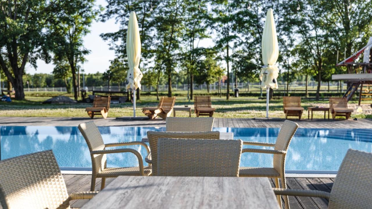 Hotel And Park Divoka Voda Братислава Екстер'єр фото