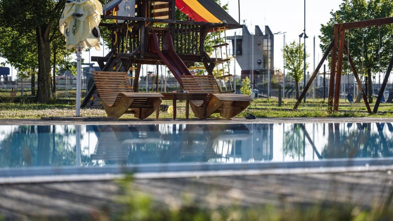 Hotel And Park Divoka Voda Братислава Екстер'єр фото