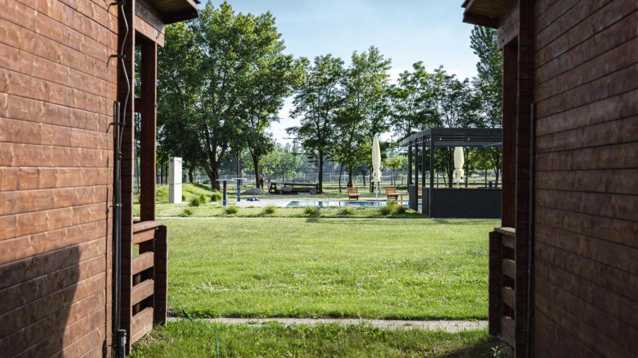 Hotel And Park Divoka Voda Братислава Екстер'єр фото