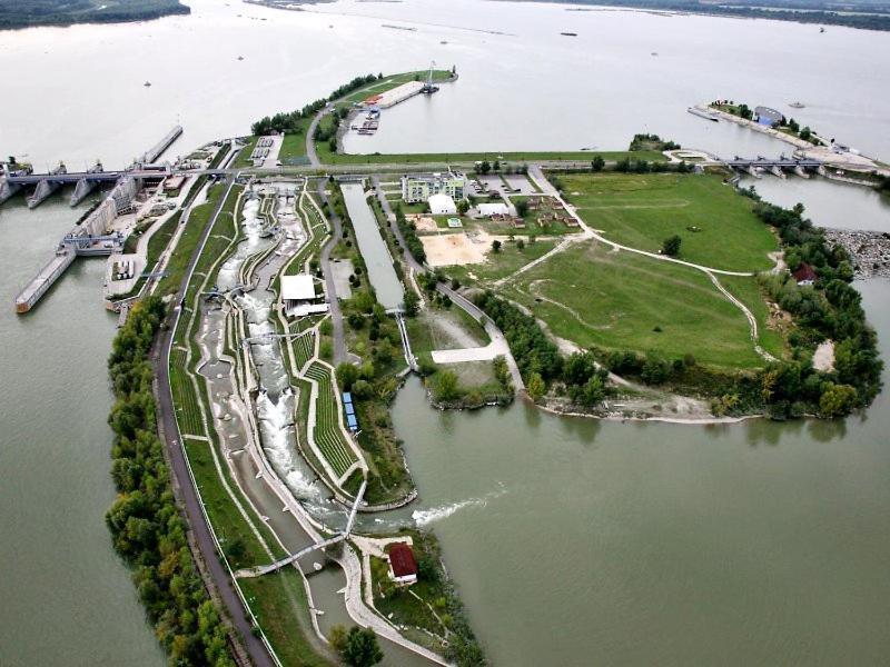 Hotel And Park Divoka Voda Братислава Екстер'єр фото