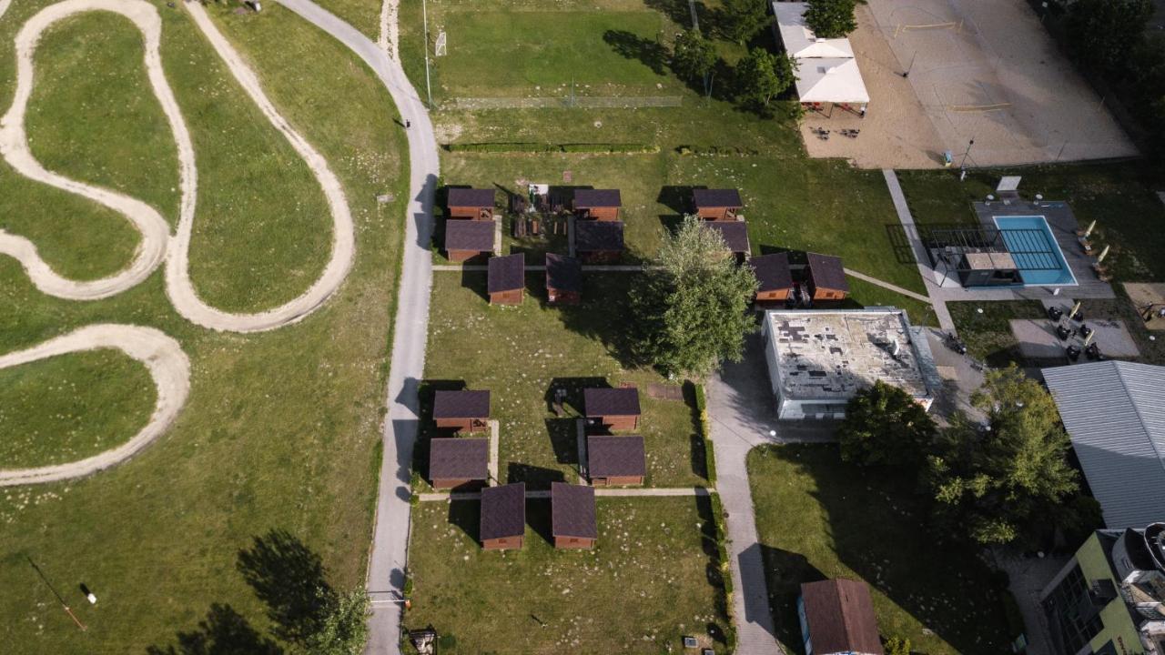 Hotel And Park Divoka Voda Братислава Екстер'єр фото