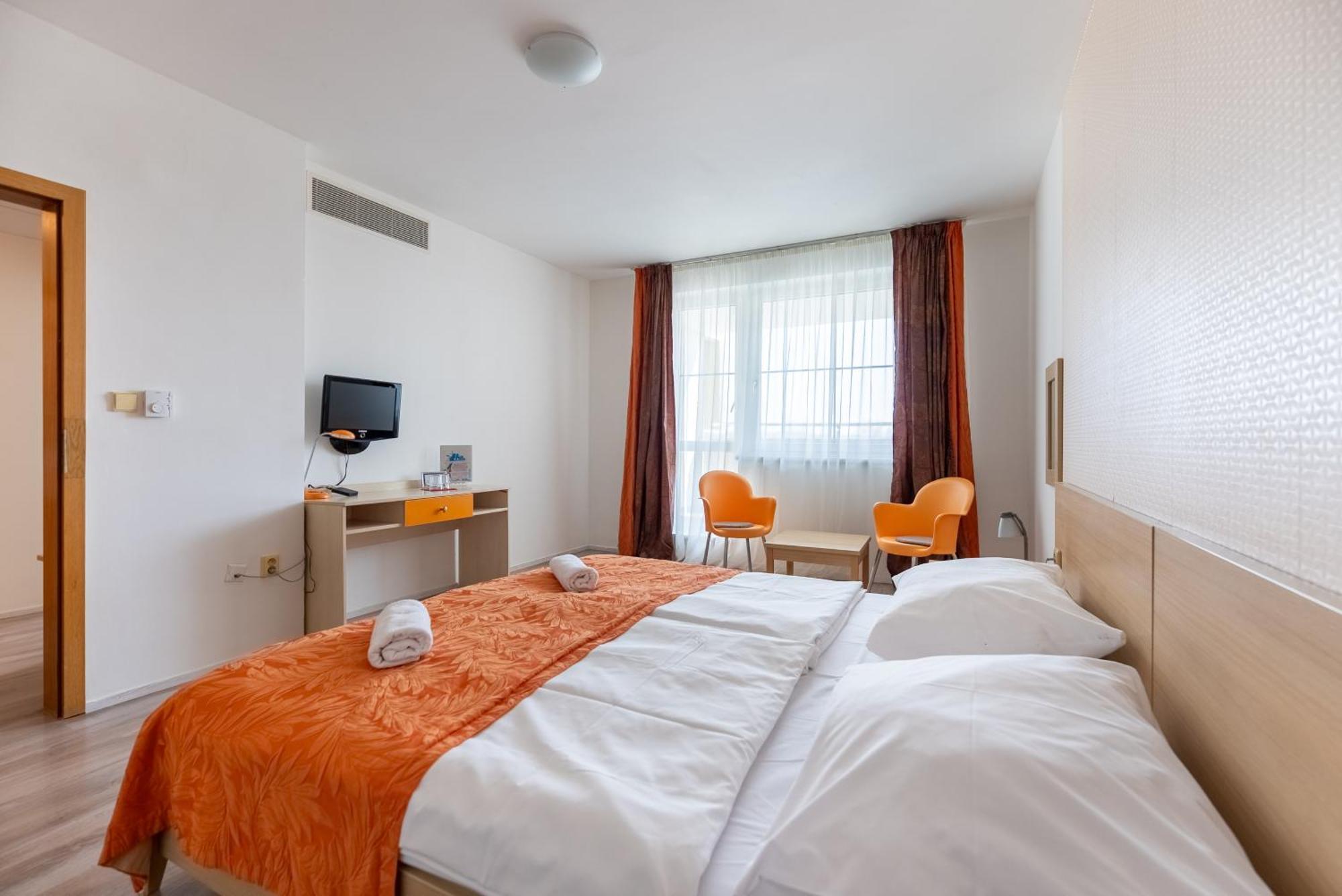 Hotel And Park Divoka Voda Братислава Екстер'єр фото